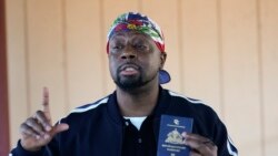 Atis Ayisyen Wyclef Jean pale ak fanmi migran yo nan yon sant pou migran nan vil Tijuana, peyi Meksik, 27 Oct. 2021.