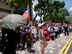 国民党周五(7月17日)在立法院外动员支持者反对立法院迳行针对监委人事案表决 (美国之音/黄丽玲)