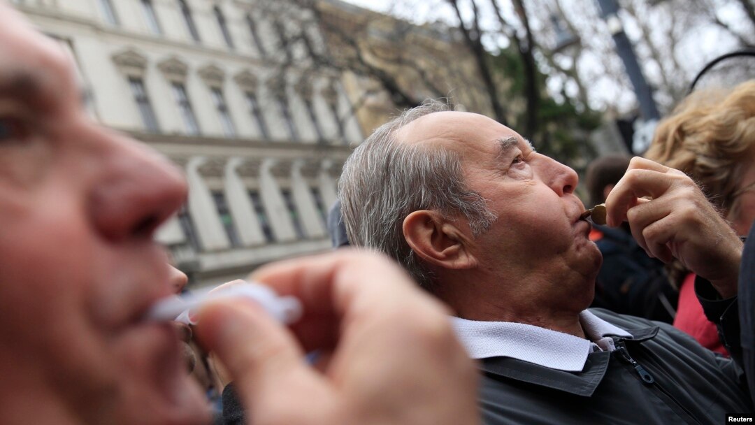 Opositores del primer ministro húngaro Viktor Orban reaccionan durante el discurso del mandatario en el Día Nacional de Hungría, en Budapest. Marzo 15, 2017.
