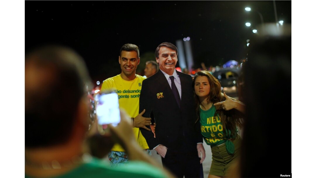 El presidente electo de Brasil, Jair Bolsonaro, observa el júbilo de partidarios que reaccionan después de que ganó la contienda presidencial. Brasilia, 28 de octubre de 2018. REUTERS / Adriano Machado.