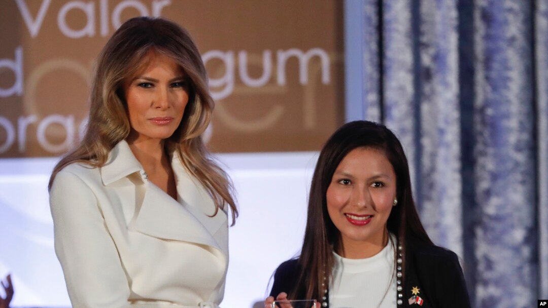La primera dama de EE.UU., Melania Trump, entregó el premio "Mujeres de Valor" a Cindy Arlette Contreras Bautista, en el Departamento de Estado en Washington, el miércoles, 29 de marzo de 2017.