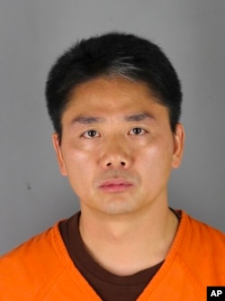 美国明尼苏达州亨内平（Hennepin）县警长办公室提供的中国亿万富翁刘强东的2018年照片，他因涉嫌犯罪性行为而在明尼阿波利斯一度被捕。