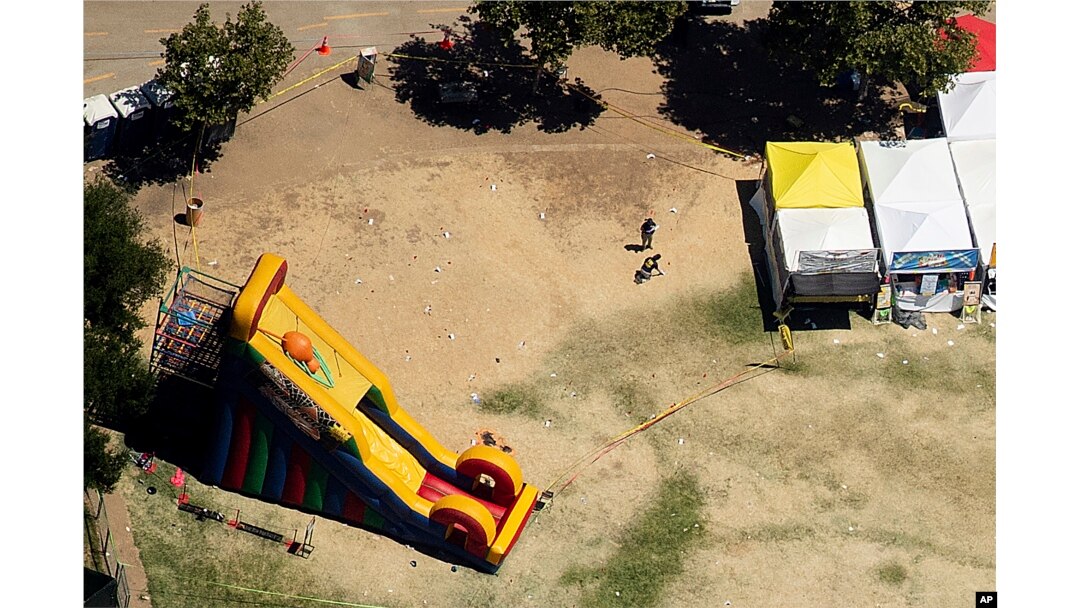 Personal del FBI examina un área alrededor de un tobogán inflable en Christmas Hill Park, la escena del tiroteo mortal del domingo 29 de julio de 2019 en Gilroy, California.