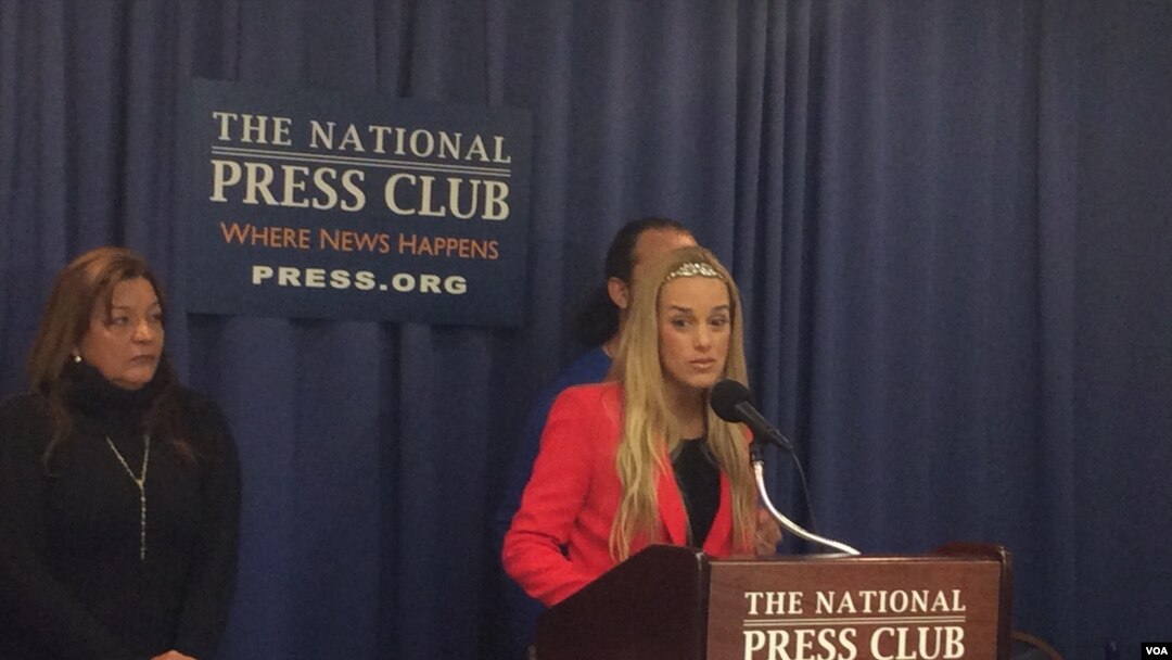 Lilian Tintori exige justicia para los presos políticos en venezuela. [Foto: Mitzi Macias, VOA].