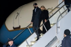Prezidan Joe Biden ak premye dam Jill Biden rive nan ayewopo Nantucket la abo avyon prezidansyel la Air Force One, Madi 23 Nov. 2021.