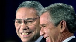 El entonces presidente electo George W. Bush sonríe mientras presenta al general retirado Colin Powell, a la izquierda, como su nominado para ser secretario de Estado durante una ceremonia en Crawford, Texas, el 16 de diciembre de 2000.