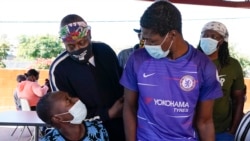 Atis Ayisyen Wyclef Jean pale ak fanmi migran yo nan yon sant pou migran nan vil Tijuana, peyi Meksik, 27 Oct. 2021.