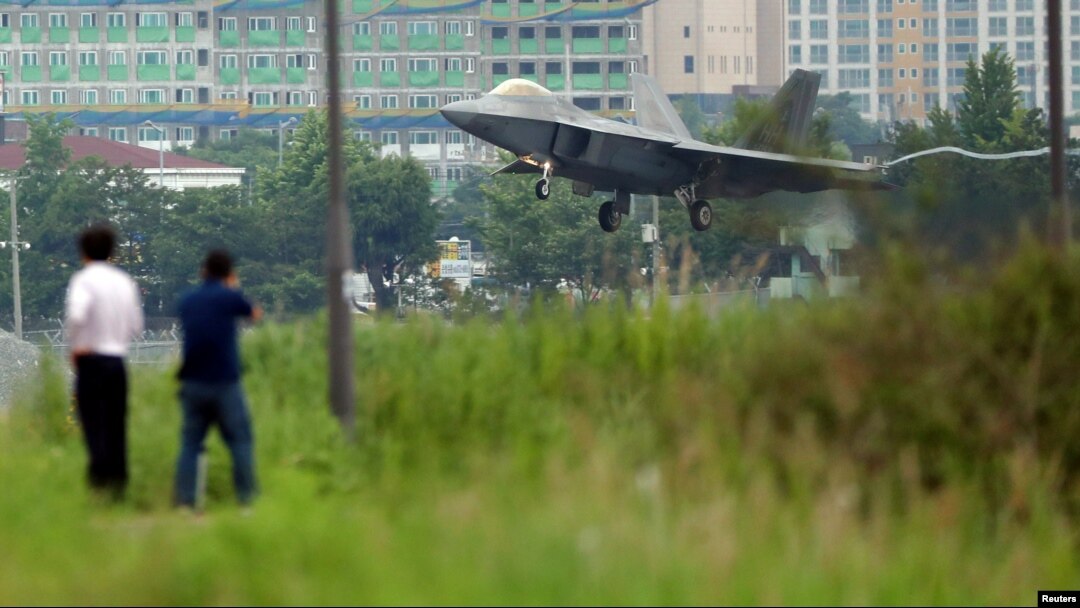 16일 미군의 F-22 랩터 전투기가 광주 공군기지 상공을 날고 있다.