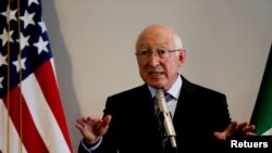 El embajador de Estados Unidos en México, Ken Salazar, asiste a una conferencia de prensa en la Ciudad de México, México, el 9 de noviembre de 2021. REUTERS/Gustavo Graf