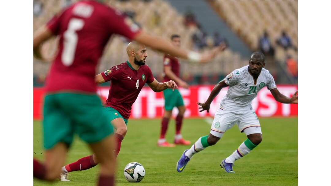Mchezaji wa Morocco Sofyan Amrabat, kushoto, akimzuia mchezaji wa Comoros El Fardou Ben Nabouhane.