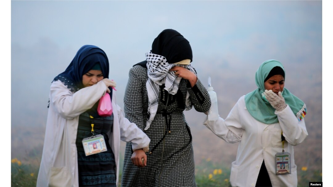 Palestinci reaguju na suzavac koji su bacile izraelske trupe, na granici Pojasa Gaze, 22. marta 2019.