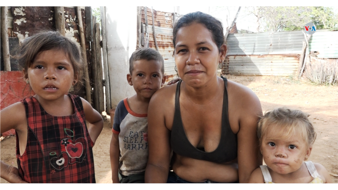 Osmerys Vargas, de 27 años, es la madre de cuatro niños. Contó a la VOA que el agua potable tarda meses en llegar a través de tuberías.