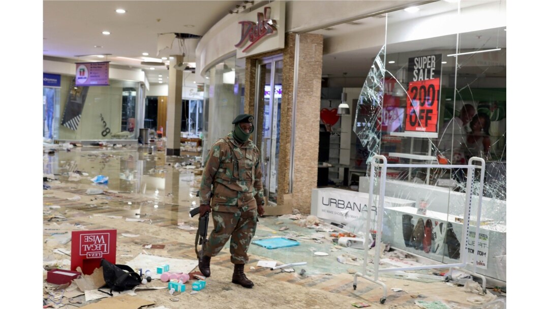 Uharibifu uliofanywa na watu waliopora mali katika maduka ya Jabulani mall, wanajeshi wapelekwa kuzuia ghasia, wizi na uharibifu wa mali za Umma.
