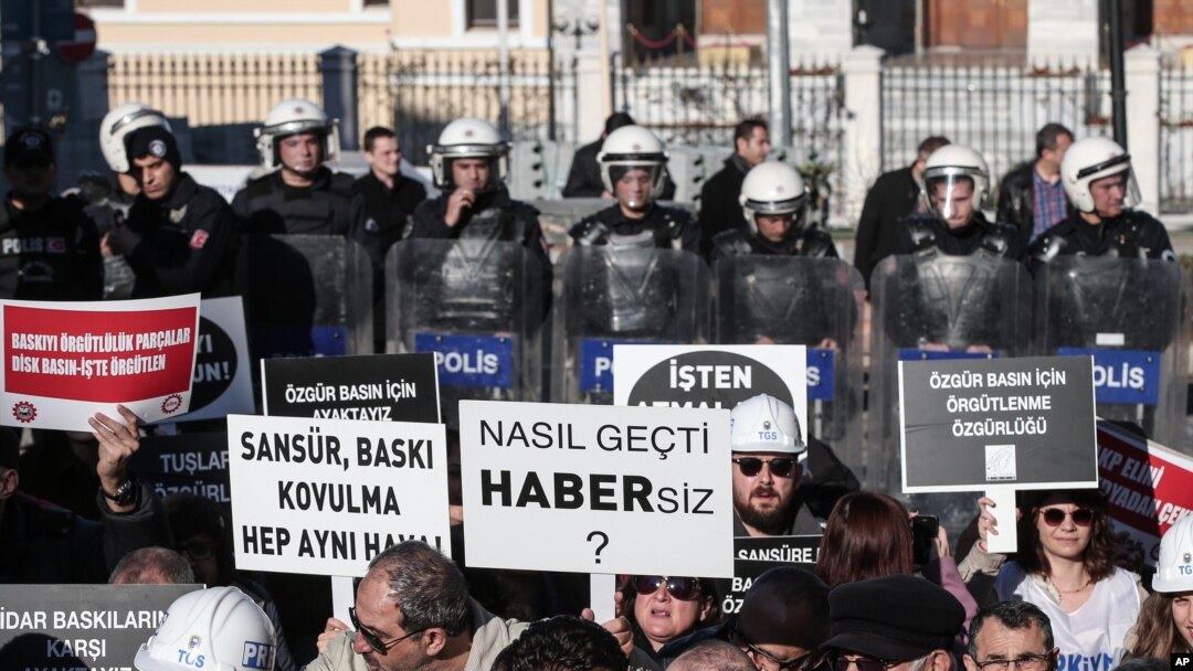 Turkish journalists demonstrate outside the governor's office to protest censorship and new regulations on media freedoms and Internet bans in Istanbul, Feb. 16, 2014.