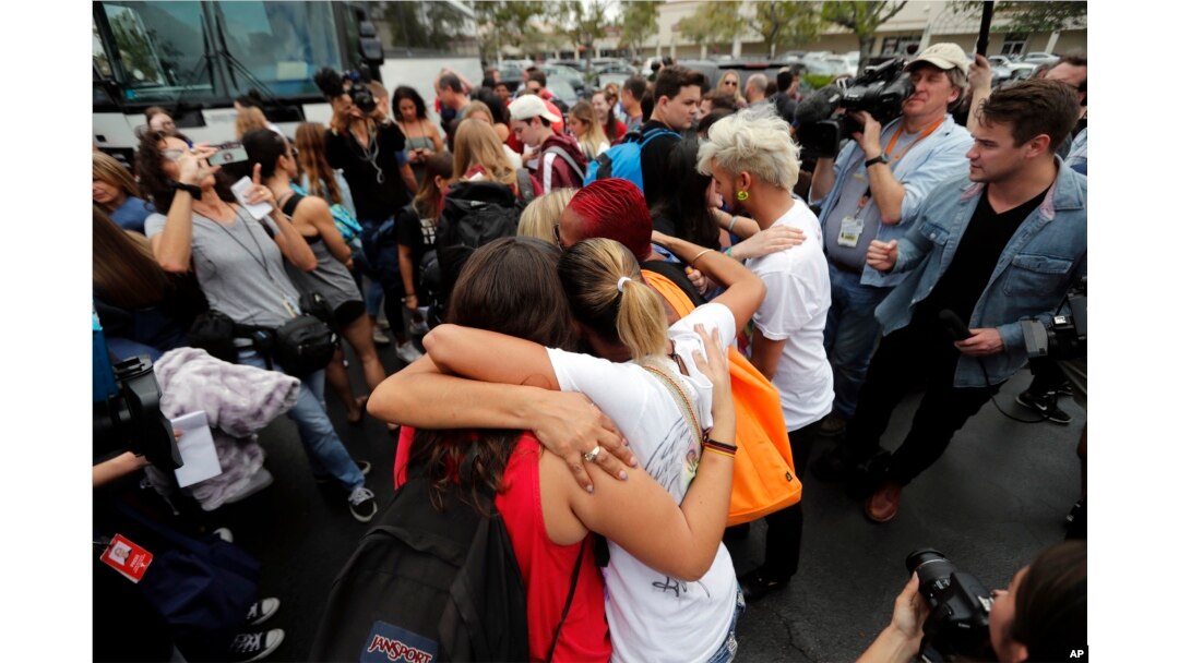 Estudiantes de la escuela secundaria Stoneman Douglas en Florida, abrazan a supervivientes del tiroteo en el Club Pulse del estado antes de abordar autobuses para asistir a una protesta contra la violencia de armas el miércoles en la capital estatal Tallahassee.