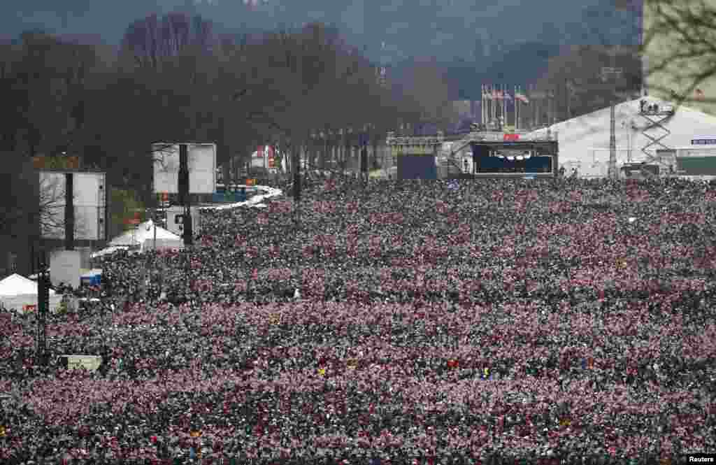 Crowds of people gather on the mall to watch the swearing-in of U.S. President Barack Obama in Washington, January 21, 2013.