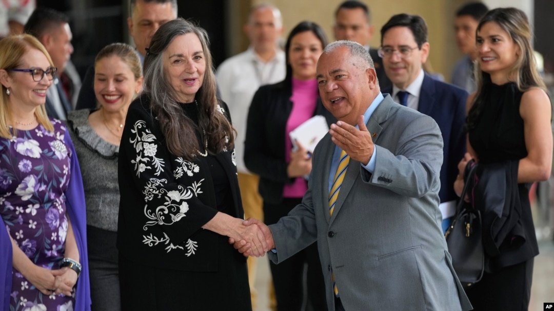 El presidente del CNE, Elvis Amoroso, recibe a la jefa de la misión del Centro Carter, Jennie Lincoln, en Caracas, el 16 de abril de 2024.