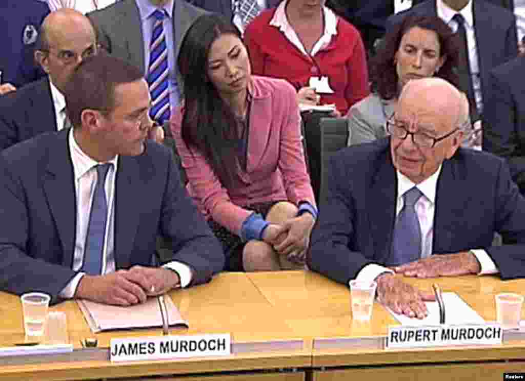 2011年7月19日,新闻集团首席执行官兼董事长默多克( Rupert Murdoch),以及詹姆斯·默多克在伦敦的议会出席听证会。邓文迪坐在他们后面。2018年1月17日,中国环球时报报道邓文迪新闻所用的标题是《恐华症又犯了?美媒称库什纳被提醒“小心邓文迪”》。