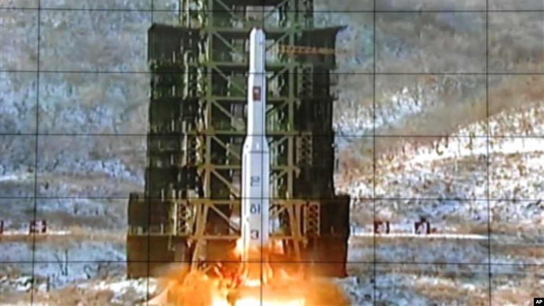 북한 조선중앙TV가 12일 공개한 은하3호 로케트 발사 장면. 통제소 화면에 비친 모습이다.