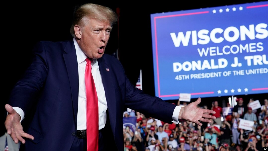 ARCHIVO - El expresidente Donald Trump captado en un mitin el 5 de agosto de 2022 en Waukesha, Wisconsin. Los votantes en el Estado clave de Wisconsin y tres estados del noreste realizarán primarias presidenciales el martes 2 de abril de 2024. 