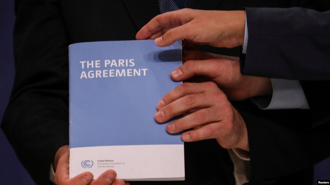 Copia del Acuerdo de París durante la Conferencia de las Naciones Unidas sobre el Cambio Climático (COP25) en Madrid, España, el 13 de diciembre de 2019. 