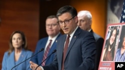 El presidente de la Cámara de Representantes de Estados Unidos, Mike Johnson, a la derecha, habla durante una conferencia de prensa en el Capitolio en Washington, el 25 de febrero de 2025.