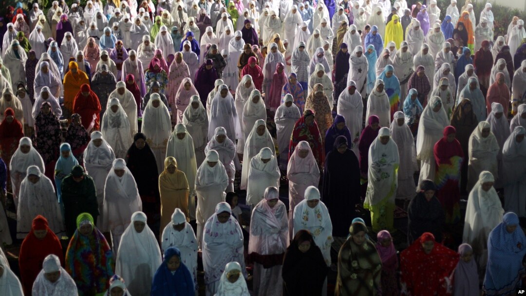 Indonesian Muslim women offer an evening prayer on the eve of the holy fasting month of Ramadan at a mosque in Bali, Indonesia, June 5, 2015. Muslims around the world will start observing Ramadan, the holiest month in Islamic calendar this week.