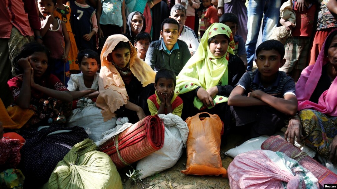 Rohingya refugees sit as they wait to enter the Kutupalang Refugee Camp in Cox’s Bazar, Bangladesh, November 21, 2016. 