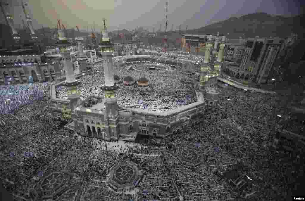 Des pèlerins musulmans prient dans la Grande Mosquée de la ville sainte de La Mecque, en Arabie Saoudite, avant le pélerinage annuel du Hajj, le 10 octobre 2013
