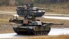 资料照：美国士兵驾驶M1A2艾布拉姆斯主战坦克在德克萨斯州一处军事基地与北约盟国一起参加多国联合军演。