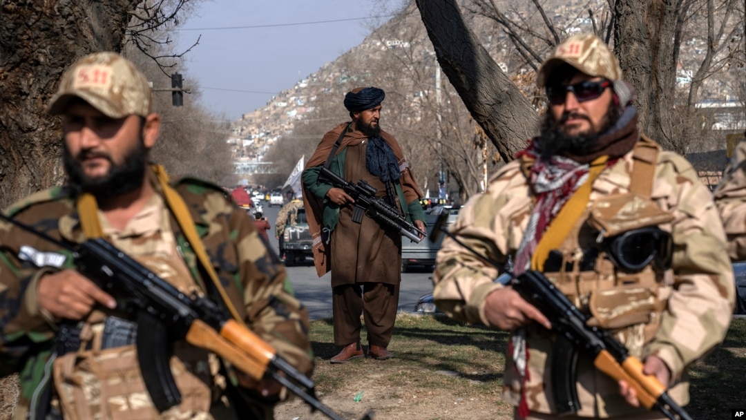 ARCHIVO - Combatientes talibanes hacen guardia en Kabul, Afganistán, 26 de diciembre de 2022. AP