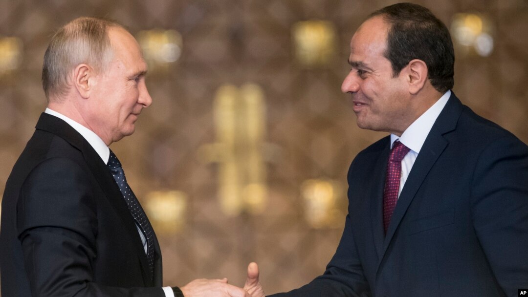 Russian President Vladimir Putin, left, Egyptian President Abdel-Fattah El-Sissi, shake hands after a news conference following their talks in Cairo, Egypt, Dec. 11, 2017. 