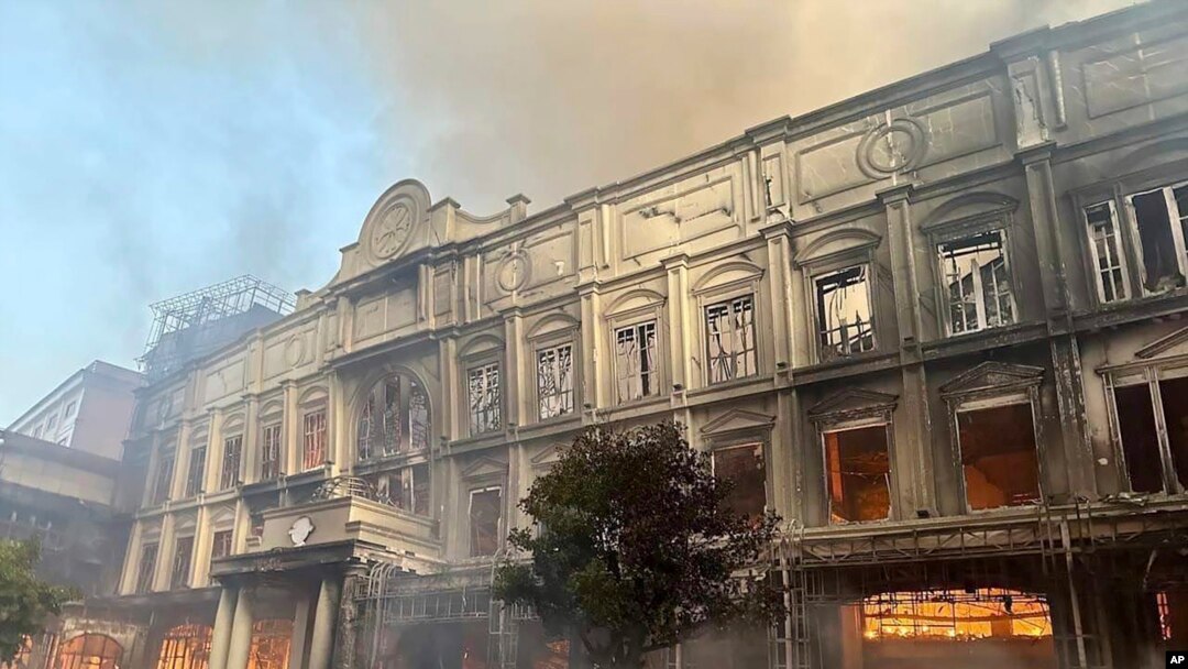 En esta fotografía proporcionada por Cambodia's Fresh News, se observa un edificio en llamas en Poipet, Camboya, el miércoles 28 de diciembre de 2022.