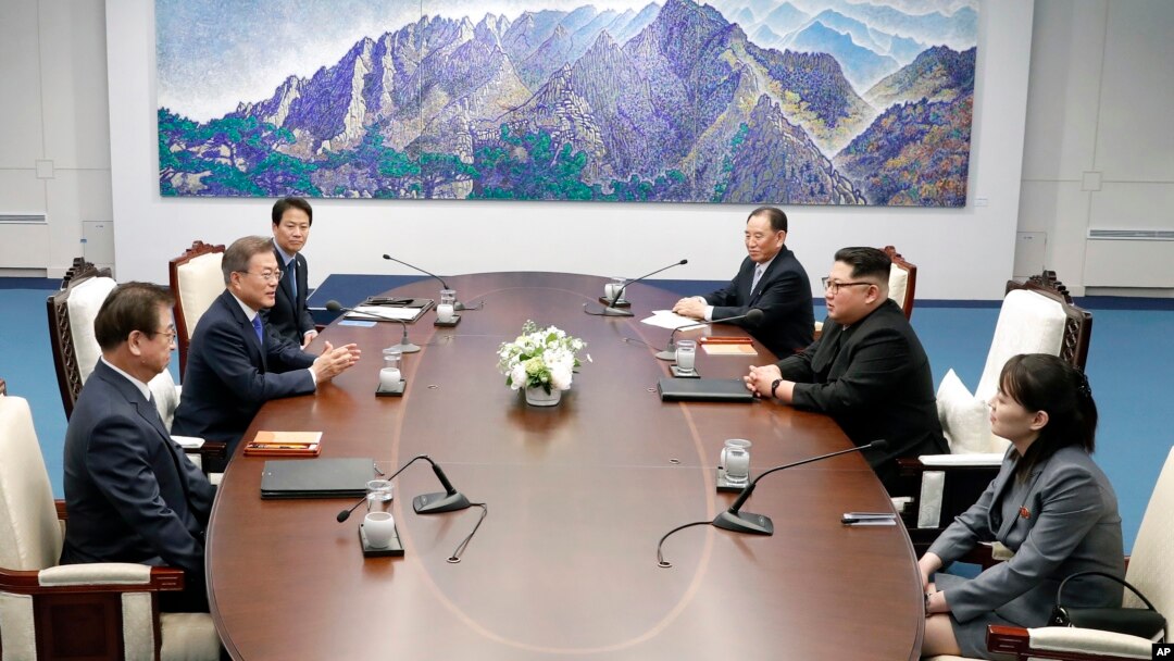 문재인 한국 대통령과 김정은 북한 국무위원장이 지난 4월 27일 판문점 평화의 집 회담장에서 첫 정상회담을 했다.
