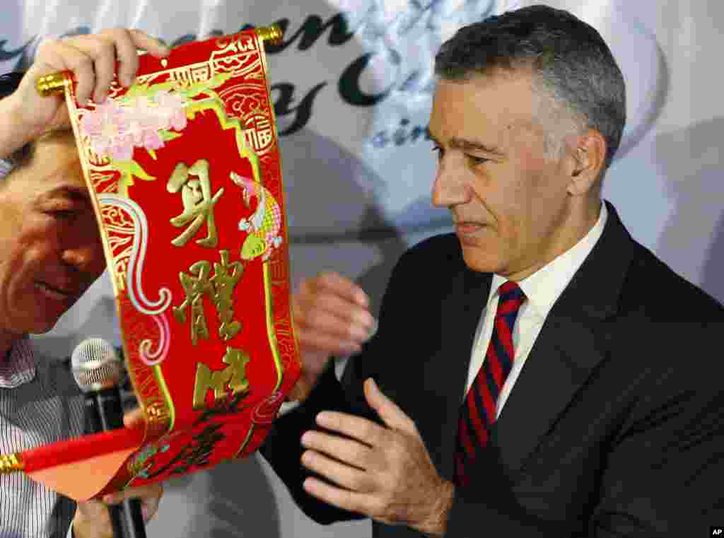 2016年2月3日,在马尼拉,有新闻工作者把中国春联送给美国驻马尼拉大使古德伯格