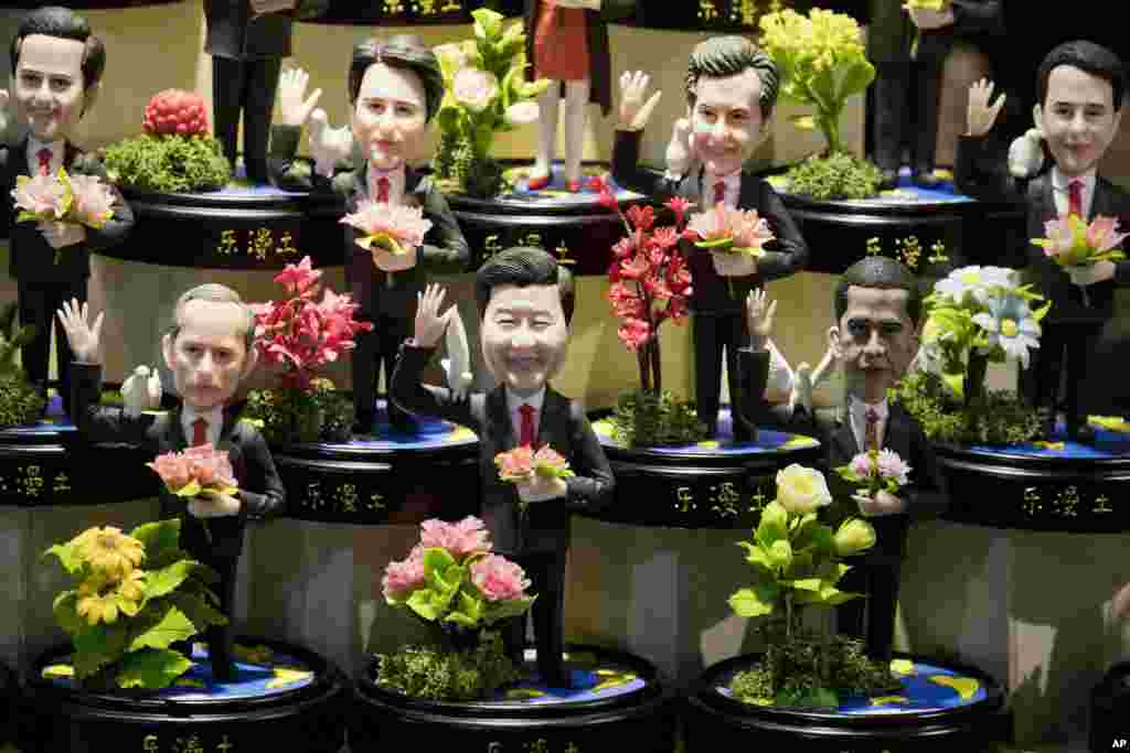 G20峰会前，杭州一家商店里陈列的各国领导人的泥塑形象，中国主席习近平和美国总统奥巴马的泥塑在前排（2016年9月1日）