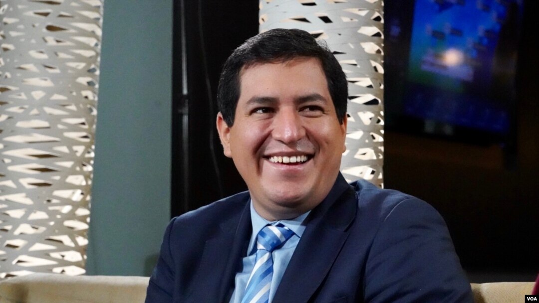 El candidato a la presidencia de Ecuador, Andrés Arauz, habla con reporteros durante su visita a Washington DC el 17 de febrero del 2021.