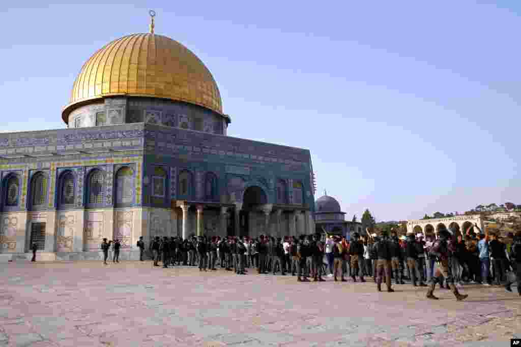 په بیت المقدس کې اوسیدونکي یهودان د اسرائیل تابعیت لري او په دې ښار کې اوسیدونکي فلسطیني عرب یواځې د اوسیدو پاڼې او ځانگړي پیژند کارتونه لري 