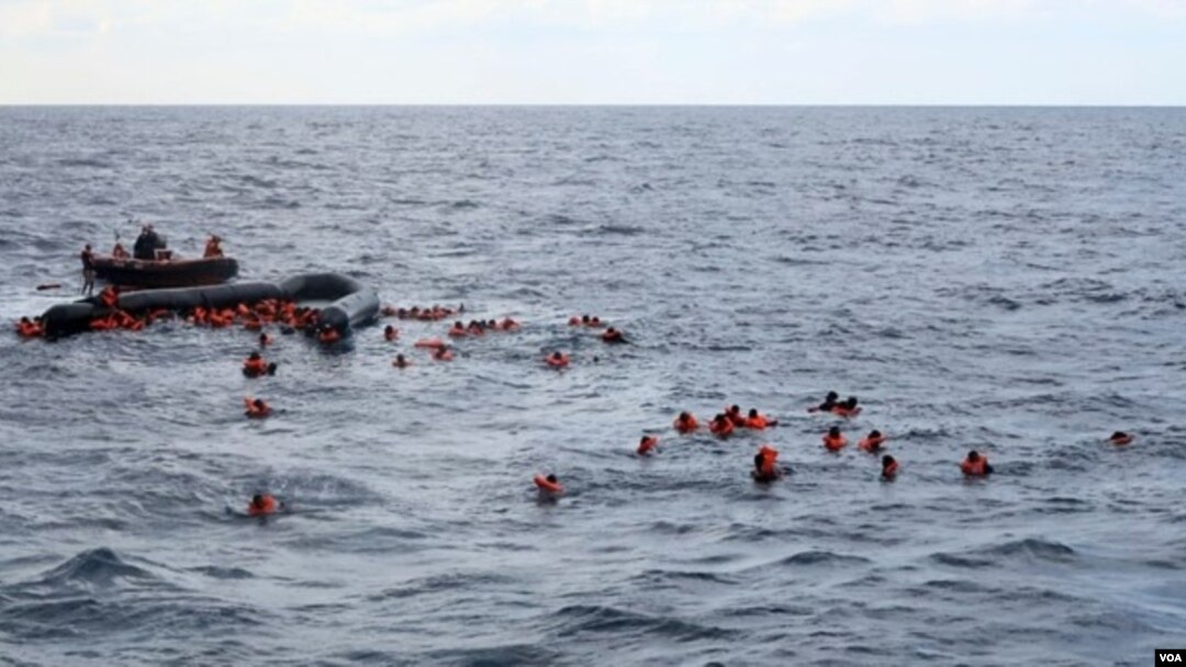 Refugiados y migranes son rescatados por la oenegé española Proactiva Brazos Abiertos, tras salir de Libia con rumbo a Europa en una sobrecargada embarcación de goma por el Mar Mediterráneo.