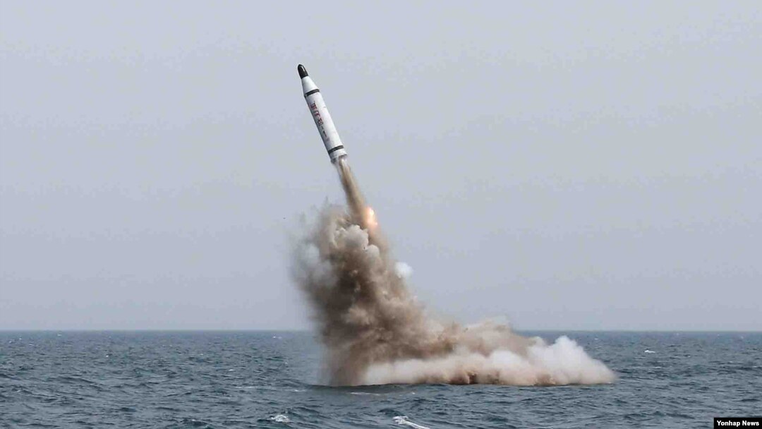북한이 28일 잠수함 탄도미사일(SLBM)을 시험발사했으나 실패한 정황이 포착된 것으로 알려졌다. 사진은 지난 5월 북한이 전략잠수함에서 탄도탄수중시험발사라며 보도한 장면.