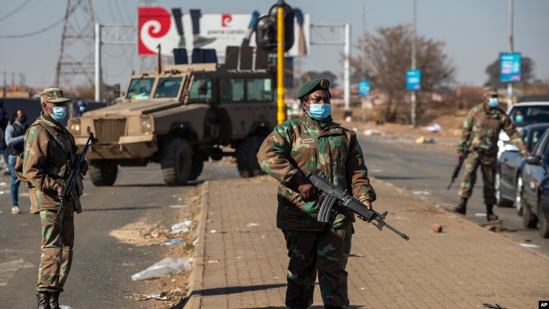 Wanajeshi wakilinda doria nje ya Shopping Mall huko Vosloorus, mashariki ya Johannesburg, South Africa, July 14, 2021.