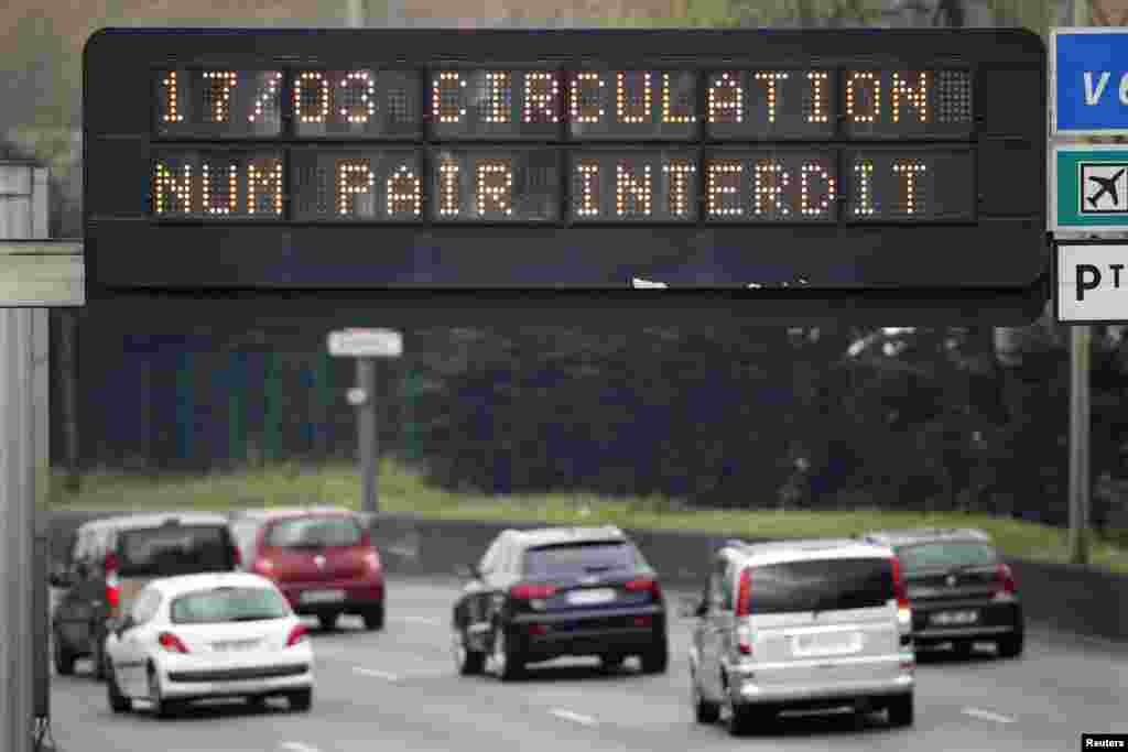 An electronic road sign reads "Road traffic forbidden for even-numbered licence plates" on the Paris ring road, March 17, 2014.
