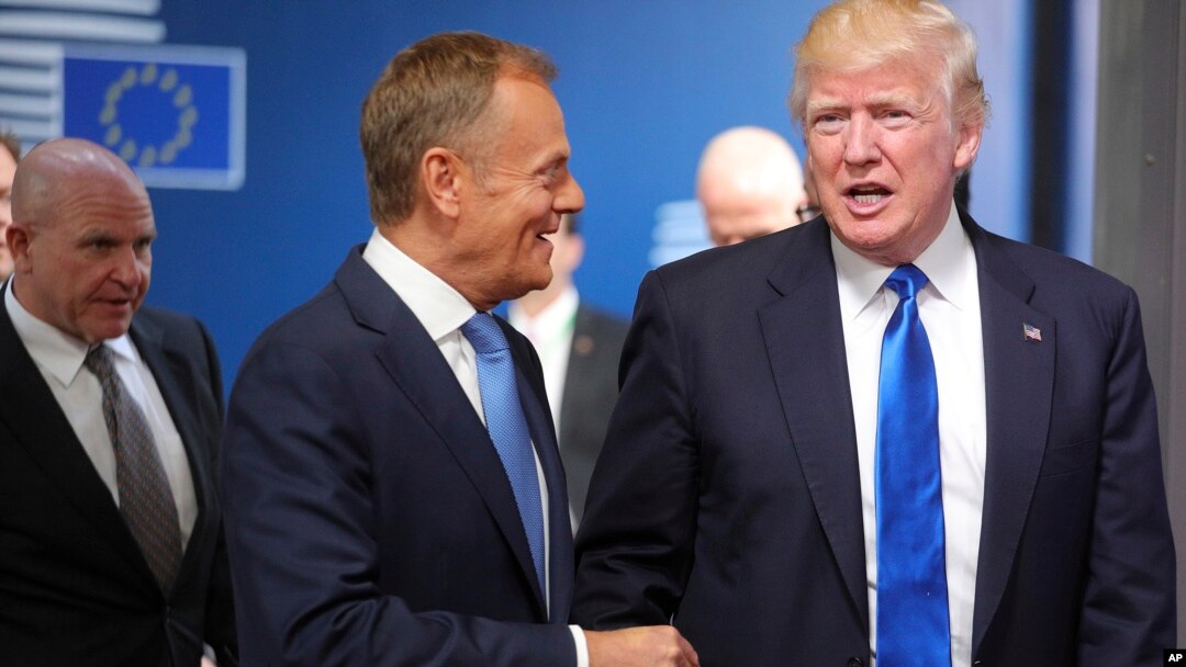 Tras su encuentro, Donald Tusk (centro) dijo que él y el mandatario estadounidense coincidieron en la necesidad de combatir el terrorismo, aunque mantienen algunas diferencias.