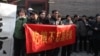 市民展出横幅 怀念赵紫阳当年在农村改革时的贡献（美国之音东方拍摄）