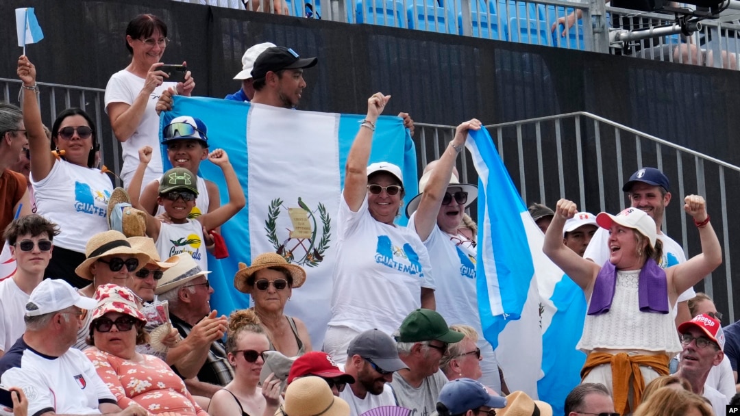Los fanáticos de Guatemala animan a Adriana Oliva Ruano en la final femenina de Trap en los Juegos Olímpicos de Verano de 2024, el miércoles 31 de julio de 2024, en Chateauroux, Francia. La guatemalteca Adriana Oliva Ruano ganó la medalla de oro en el evento.