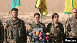هێزەکانی سوریای دیموکرات لەکاتی ڕاگەیاندنی ئۆپەراسیۆنی ڕزگارکردنی ڕەقە