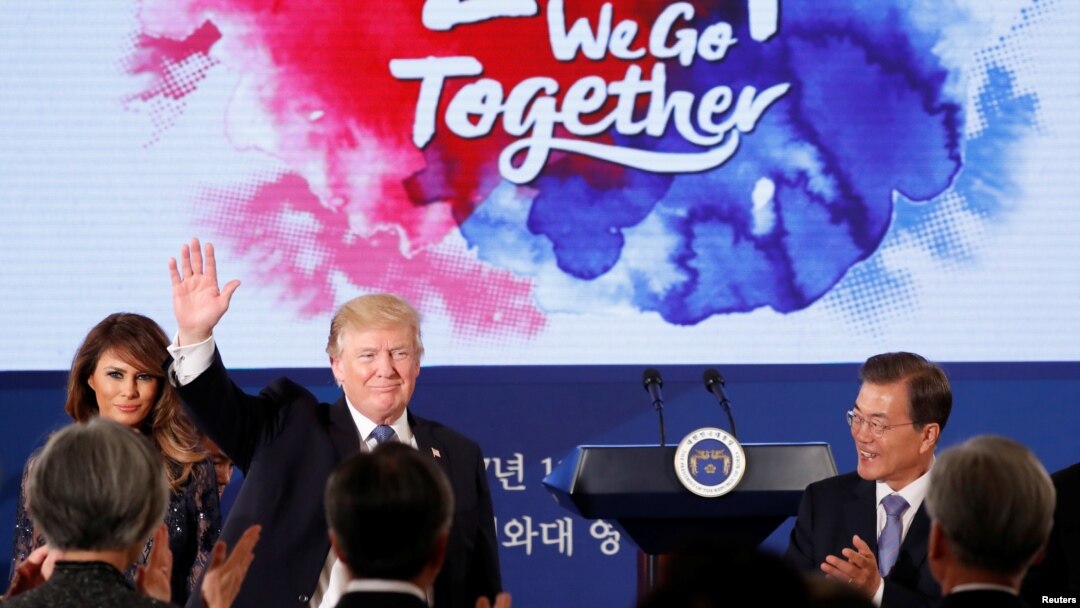 지난 2017년 11월 방한한 도널드 트럼프 미국 대통령과 부인 멜라니아 여사가 문재인 한국 대통령이 청와대에서 주최한 만찬에 참석했다.