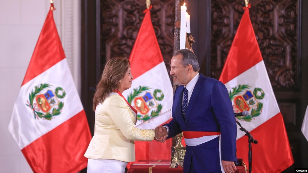 Presidenta peruana Dina Boluarte toma juramento a nuevo ministro de Relaciones Exteriores, Elmer Schialer.