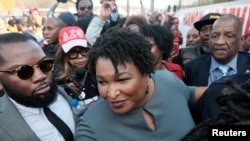 El 2 de marzo de 2020, la activista Stacey Abrams habla a la prensa luego de cruzar el famoso puente de Selma, en el 55 aniversario del 'Domingo Sangriento' de la lucha por los derechos civiles en 1965.