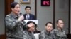 8일 한국 국방부에서 최근 추락한 소형 무인기 3대에 대한 한미공동조사 결과 발표 후 이성열 합참 전략무기기술정보과장이 기자들의 질문에 답하고 있다.
